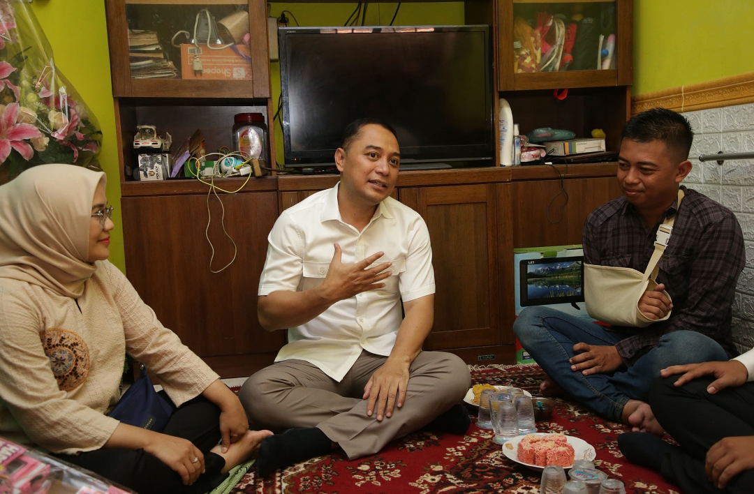 Wali Kota Surabaya Eri Cahyadi saat menjenguk Satpol PP korban penganiayaan oleh buruh. (Dok: Humas Pemkot Surabaya)