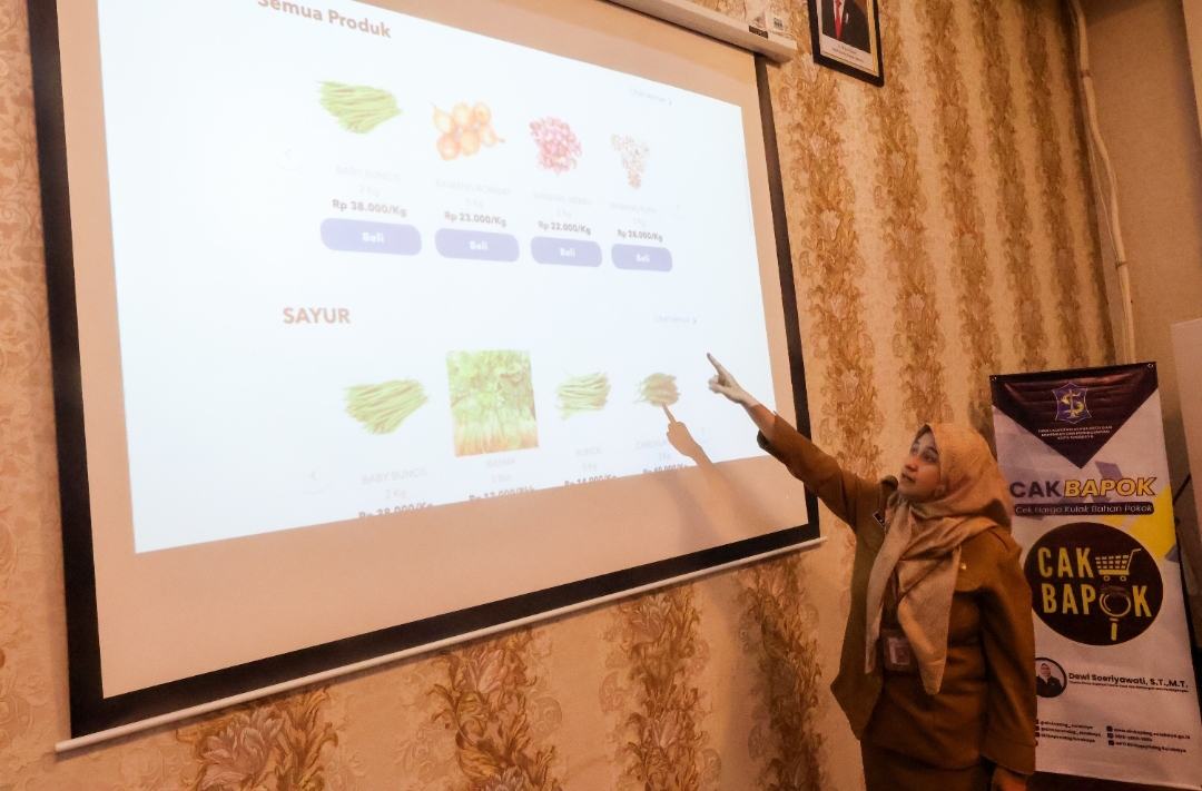Pejabat Pemkot Surabaya tunjukkan aplikasi baru bernama CAK BAPOK (Cek Harga Kulak Bahan Pokok). (Dok: Humas Pemkot Surabaya)