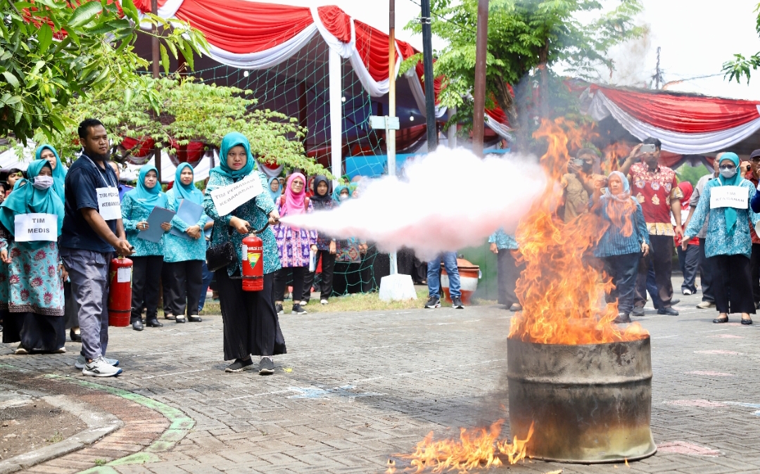 Simulasi pemadam kebakaran. (Dok: Humas Pemkot Surabaya)
