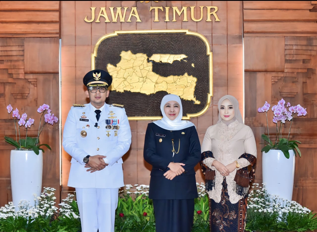 Gubernur Jatim Khofifah Indar Parawansa usai melantik Moh. Ali Kuncoro sebagai Pj Wali Kota Mojokerto. (Dok: Humas Pemprov Jatim)