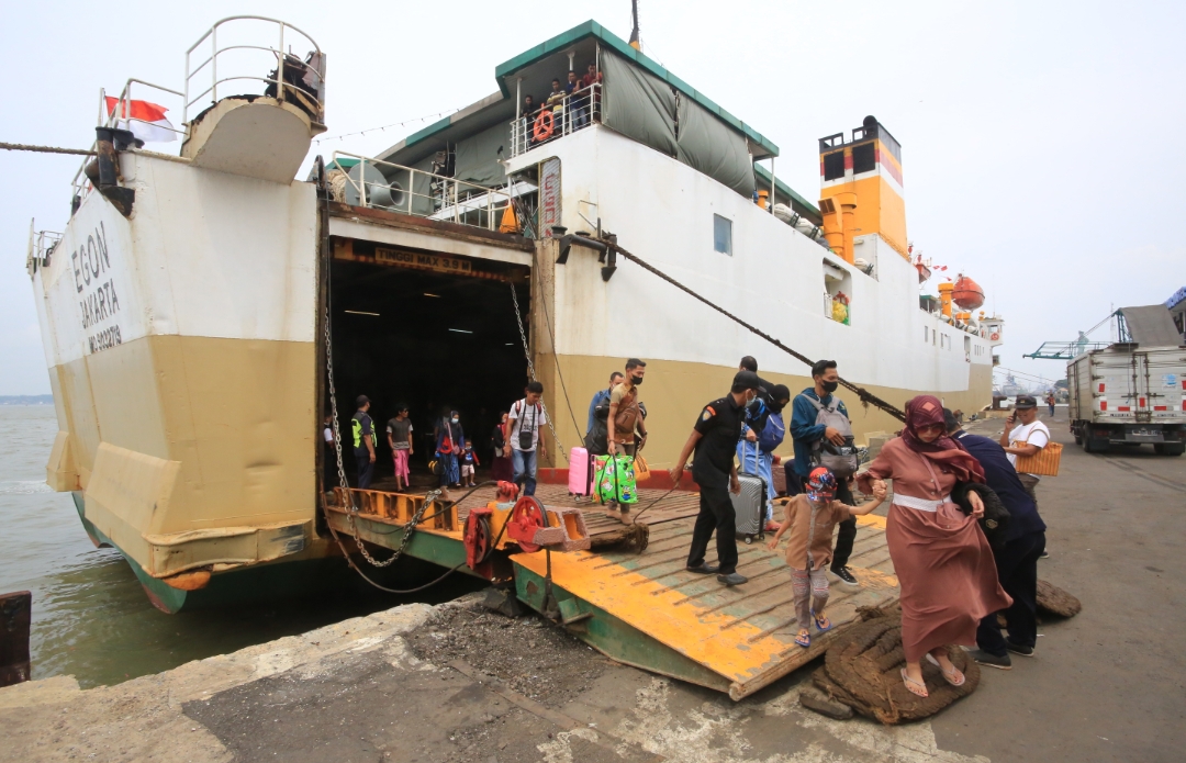 Puluhan penumpang saat menaiki kapal di Pelabuhan Tanjung Perak Surabaya, Jawa Timur. (Dok: Humas Pelindo Regional 3)