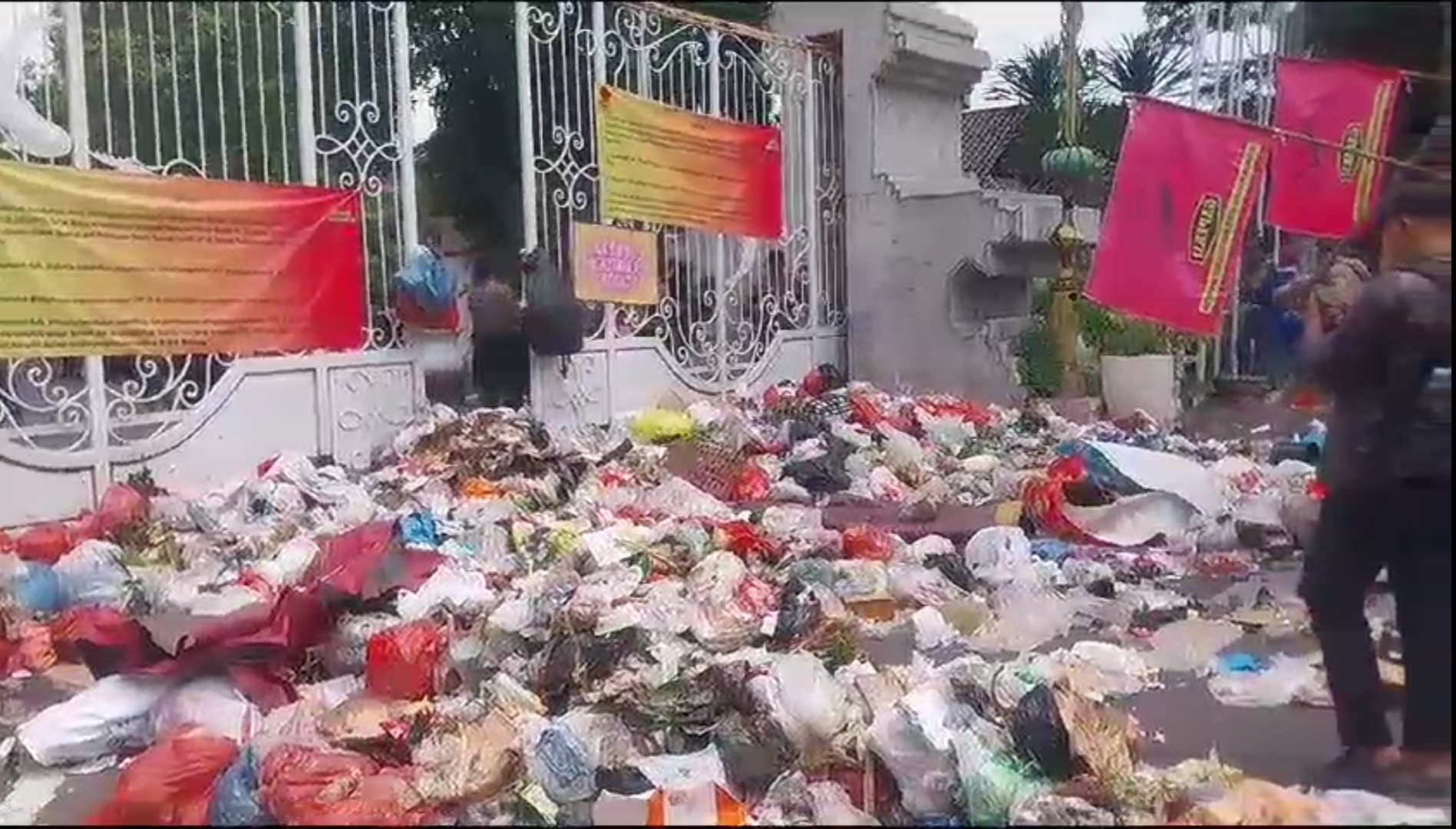 Sampah berserakan di jalanan Pendopo Delta Sidoarjo. (Tangkapan layar)