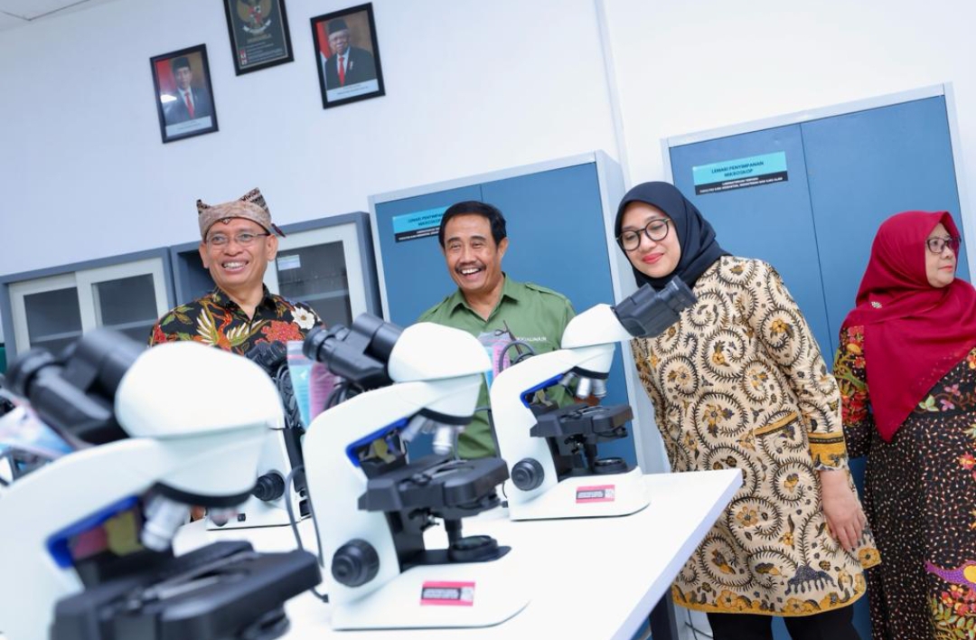 Bupati Banyuwangi, Ipuk Fiestiandani bersama Rektor Unair Prof Nasih, meninjau persiapan FK di Banyuwangi. (Dok: Humas Pemkab Banyuwangi)