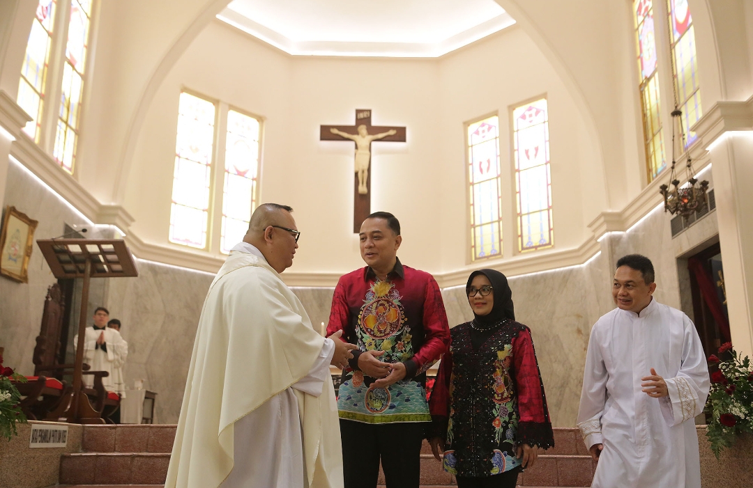 Wali Kota Surabaya Eri Cahyadi saat meninjau ibadah Natal di Greja. (Dok: Humas Pemkot Surabaya)