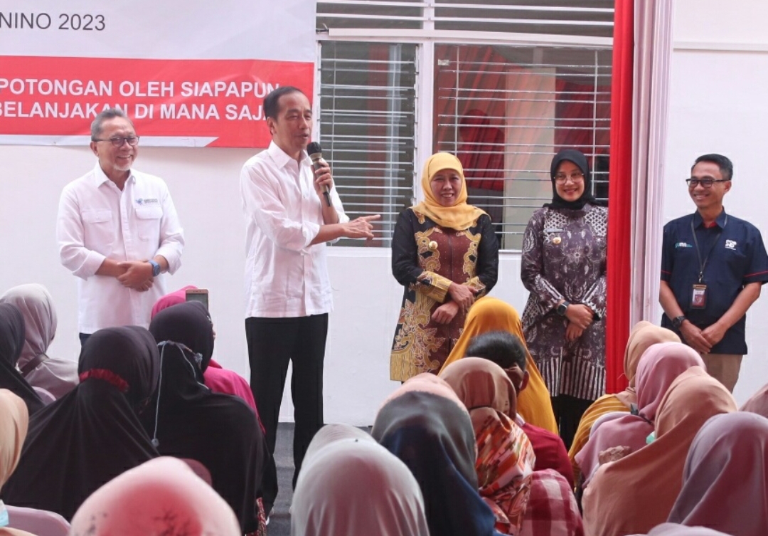 Presiden RI Joko Widodo (Jokowi) saat meninjau penyaluran bantuan langsung tunai (BLT) El Nino di Kantor Pos Genteng, Kabupaten Banyuwangi. (Dok: Humas Pemkab Banyuwangi)