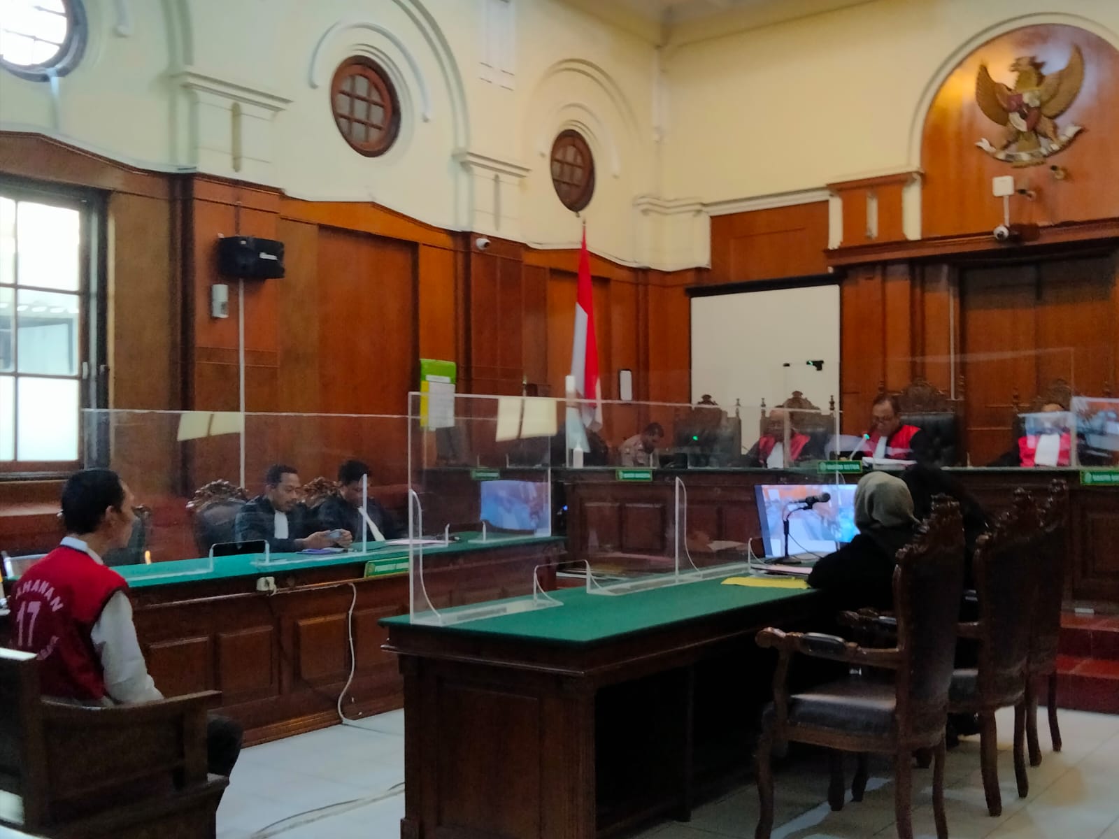 Terdakwa Roy menjalani sidang putusan perkara pembunuhan mahasiswi Ubaya di PN Surabaya. (Dok: Jurnas.net)