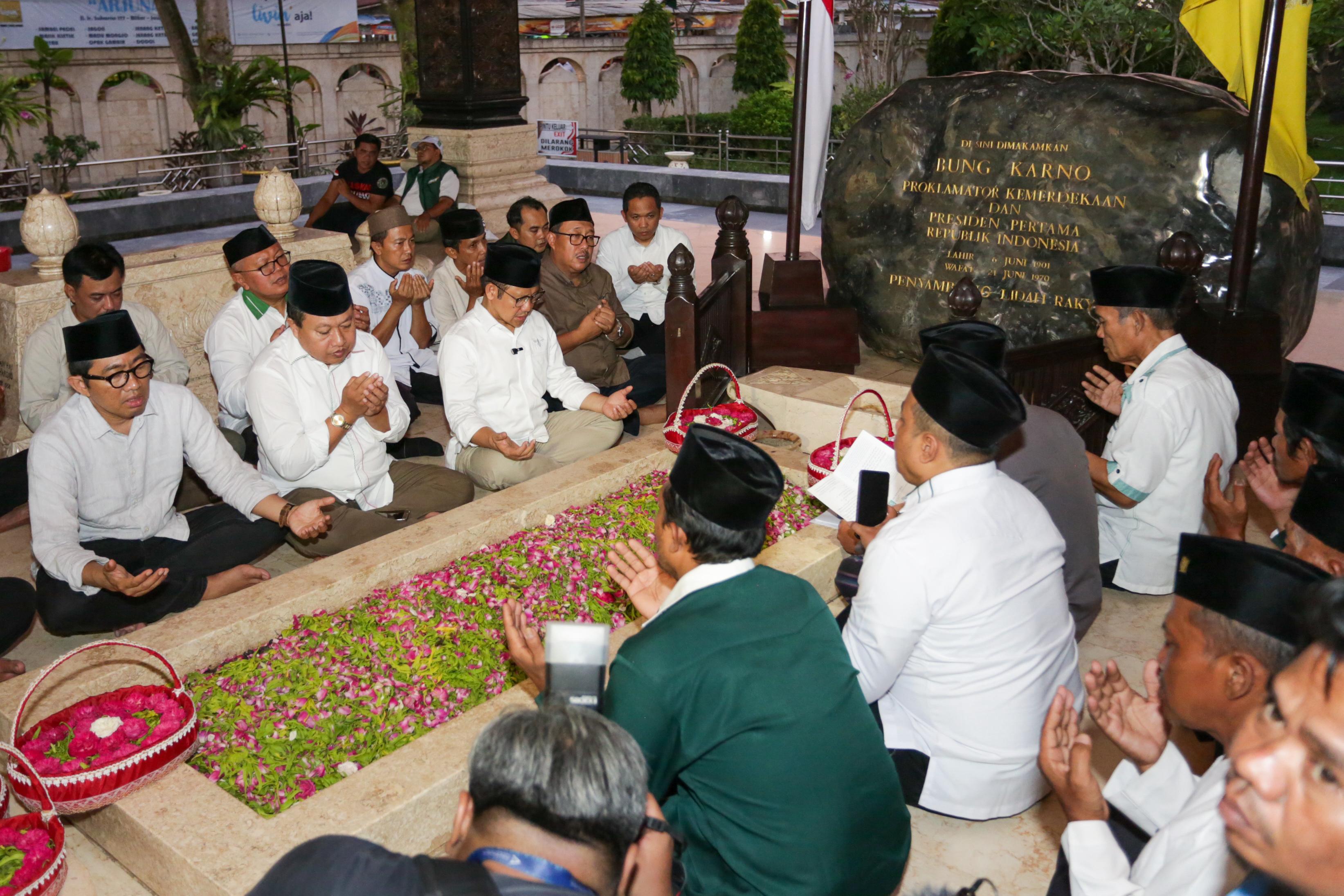 Cawapres 01 Muhaimin Iskandar alias Cak Imin, saat berziarah ke makam Presiden Pertama Indonesia Soekarno (Bung Karno) di Blitar, Jatim. (Dok: Humas Timprov AMIN Jatim)