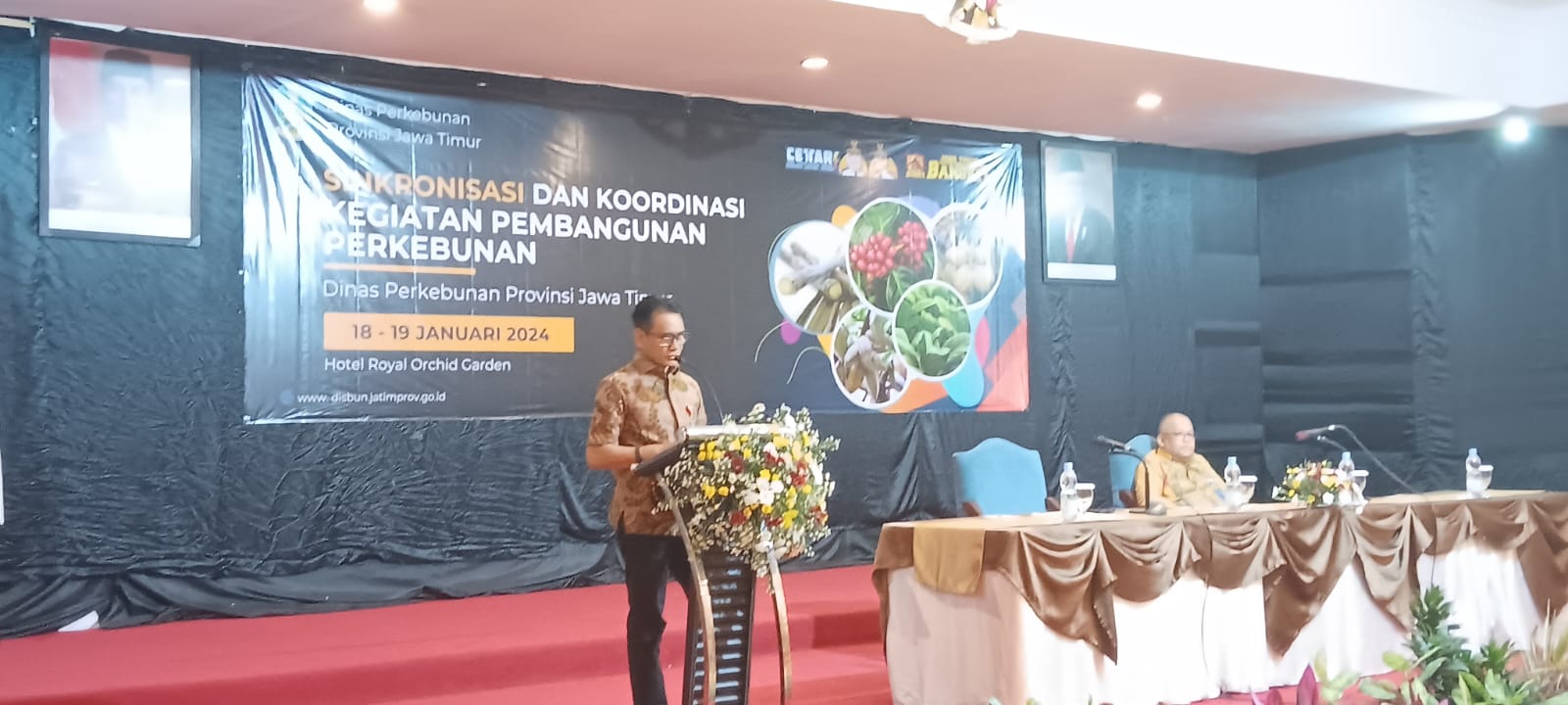 Kepala Dinas Perkebunan (Disbun) Jawa Timur, Heru Suseno, saat membuka rapat Sinkronisasi dan Koordinasi Kegiatan Pembangunan Perkebunan di Kota Batu pada Kamis, 18 Januari 2024. (Istimewa)