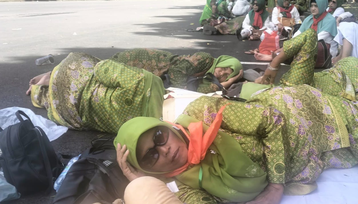 Puluhan kader muslimat terlantar hingga kelaparan di Stadion GBK. (Istimewa)