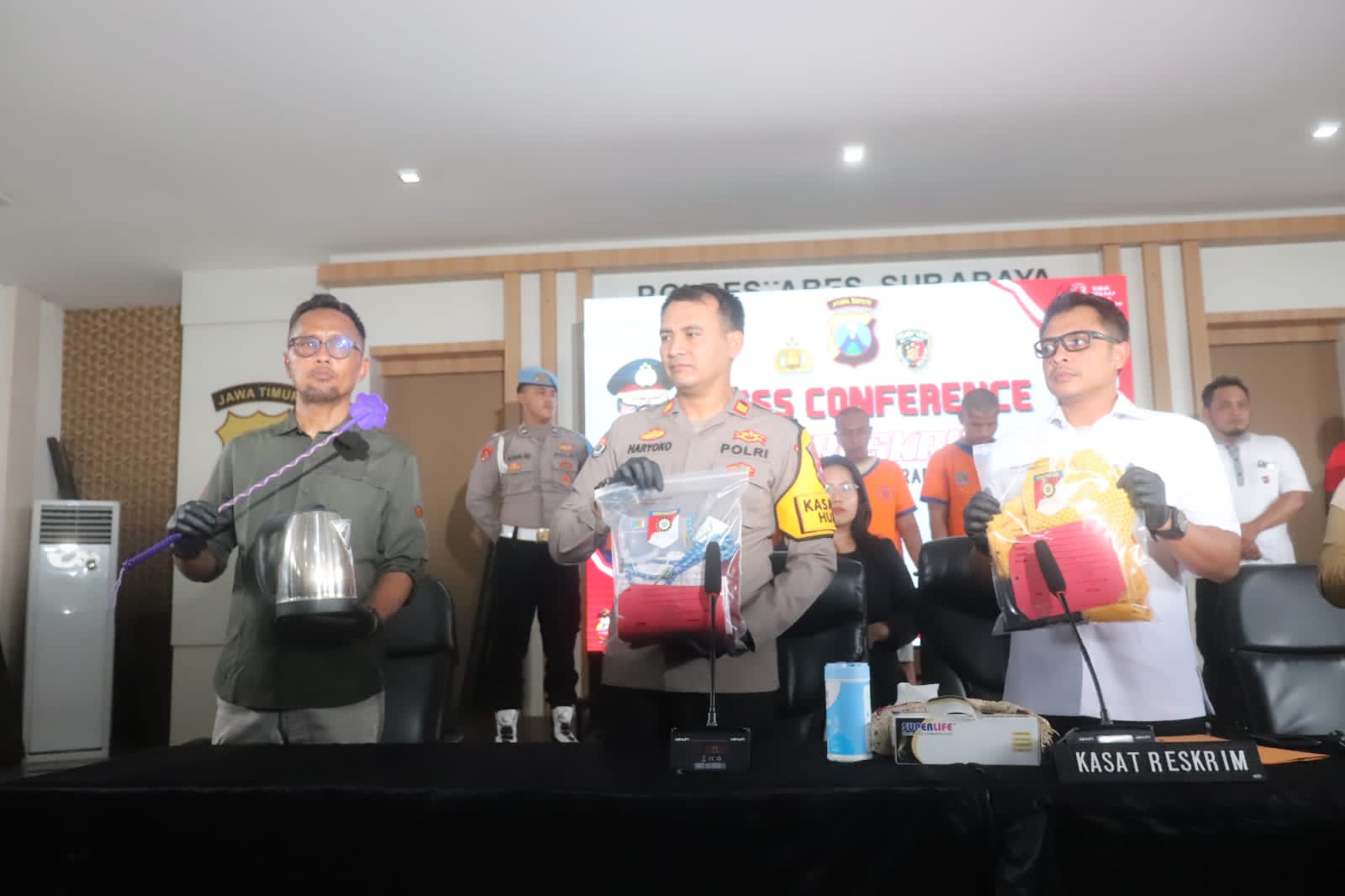 Polrestabes Surabaya merilis kasus pencabulan satu keluarga. (Insani/Jurnas.net)