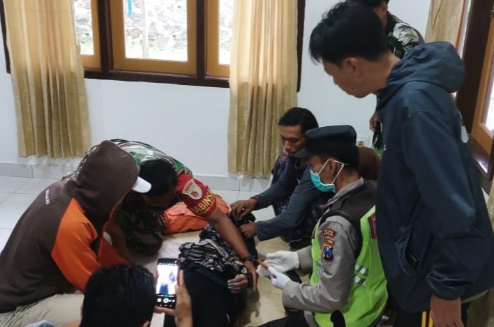 Petugas Polsek dan Koramil Sangkapura bersama warga saat evakuasi korban gantung diri di Desa Daun, Kecamatan Sangkapura, Pulau Bawean, Kabupaten Gresik. (Dok: Kapolsek Sangkapura, Iptu Anas Tohari)