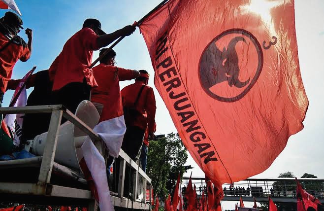 Ilustrasi Bendera PDI Perjuangan. (foto: Internet)