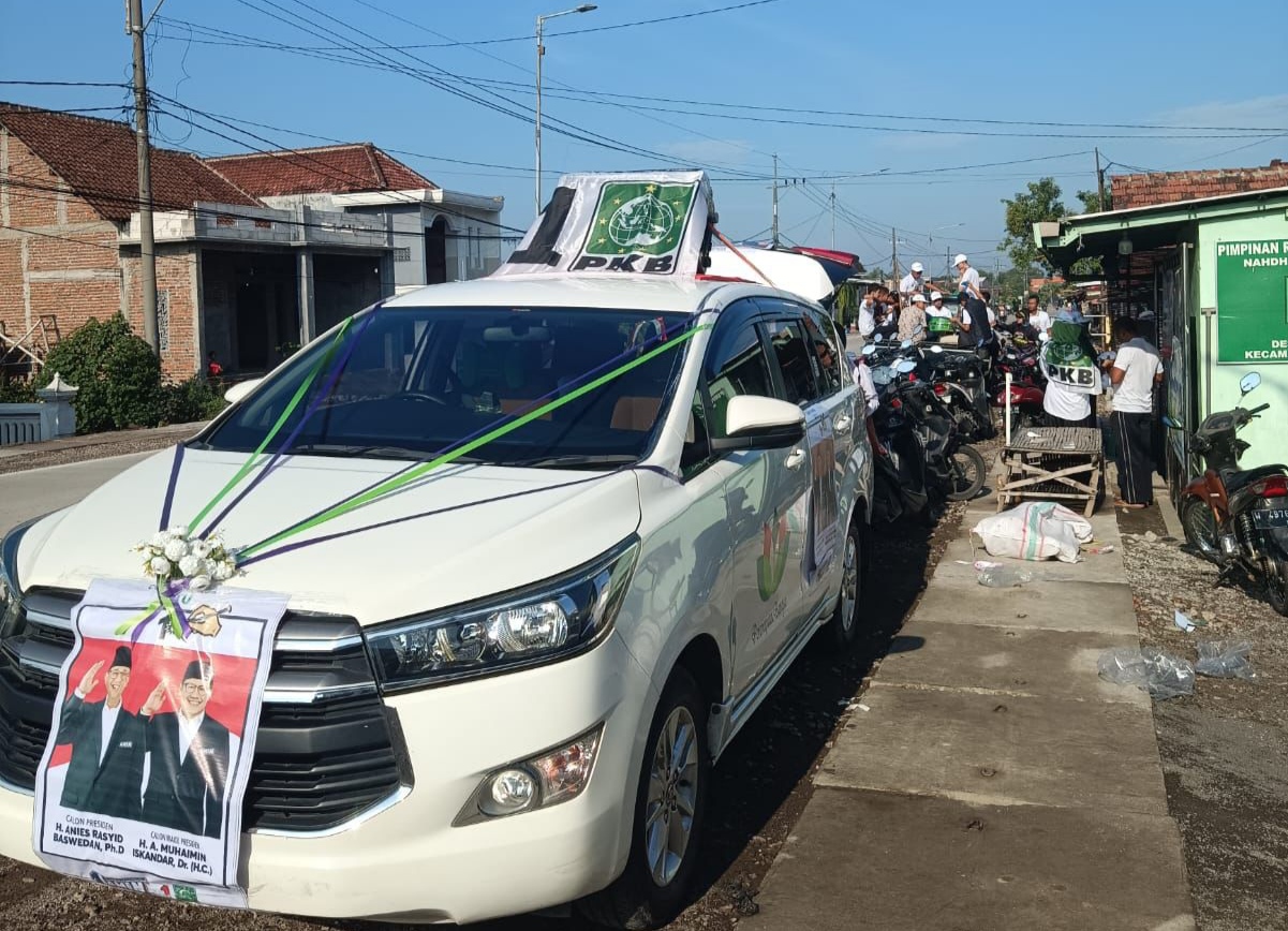 Relawan Capres-cawapres paslon nomor 01 Anies Baswedan-Muhaimin Iskandar (AMIN) melakukan patroli desa di Kabupaten Sidoarjo. (Dok: Humas Timprov Jatim AMIN)