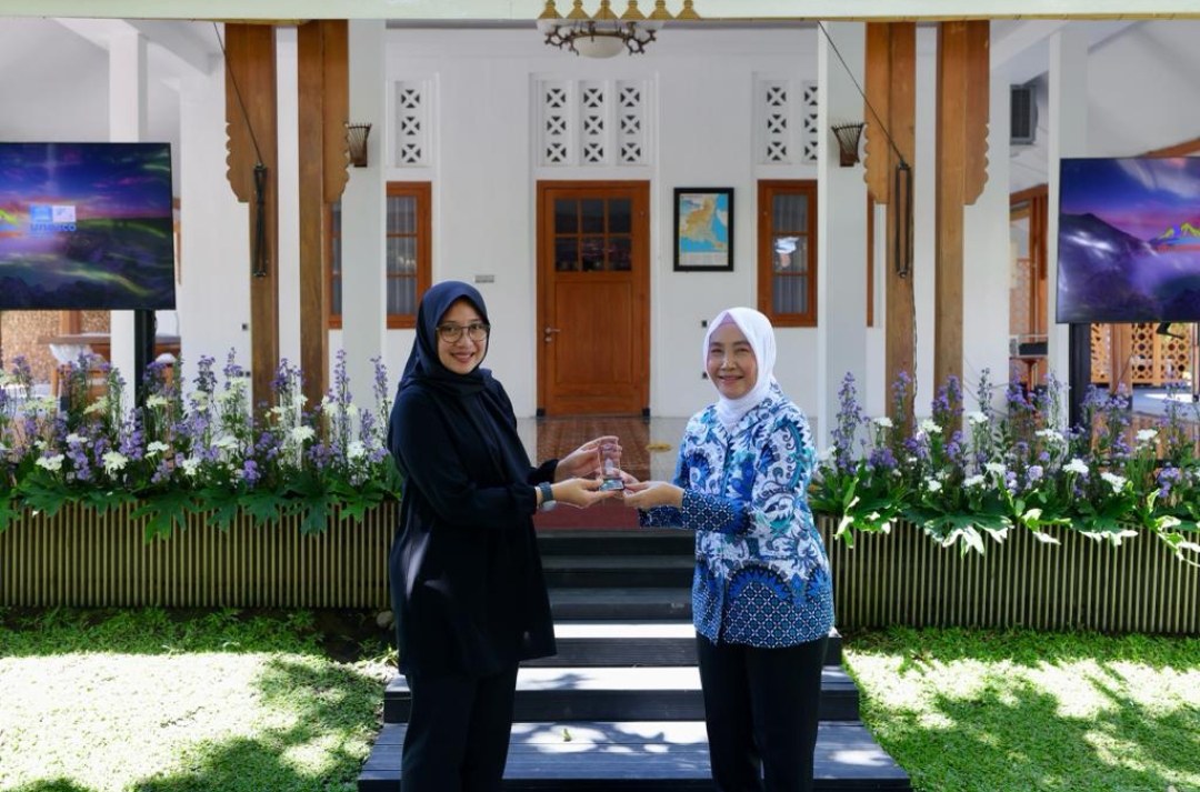 Kepala BMKG Dwikorita Karnawati, saat bertemu Bupati Banyuwangi Ipuk Fiestiandani (baju hitam). (Dok: Humas Pemkab Banyuwangi).