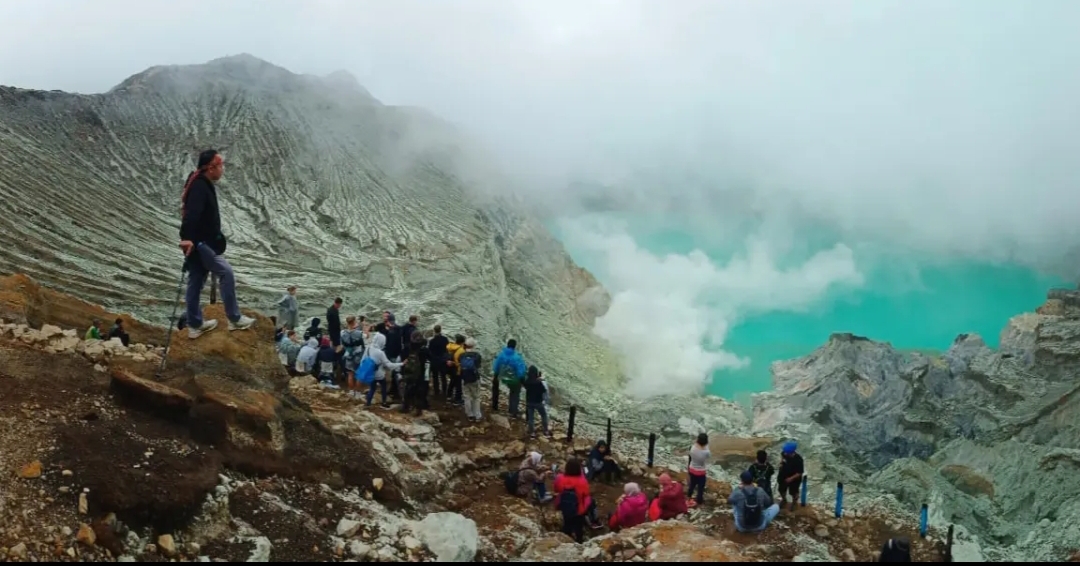 Wisatawan menikmati keindahan wisata Kawah Ijen di Kabupaten Banyuwangi, Jawa Timur. (Insani/Jurnas.net)