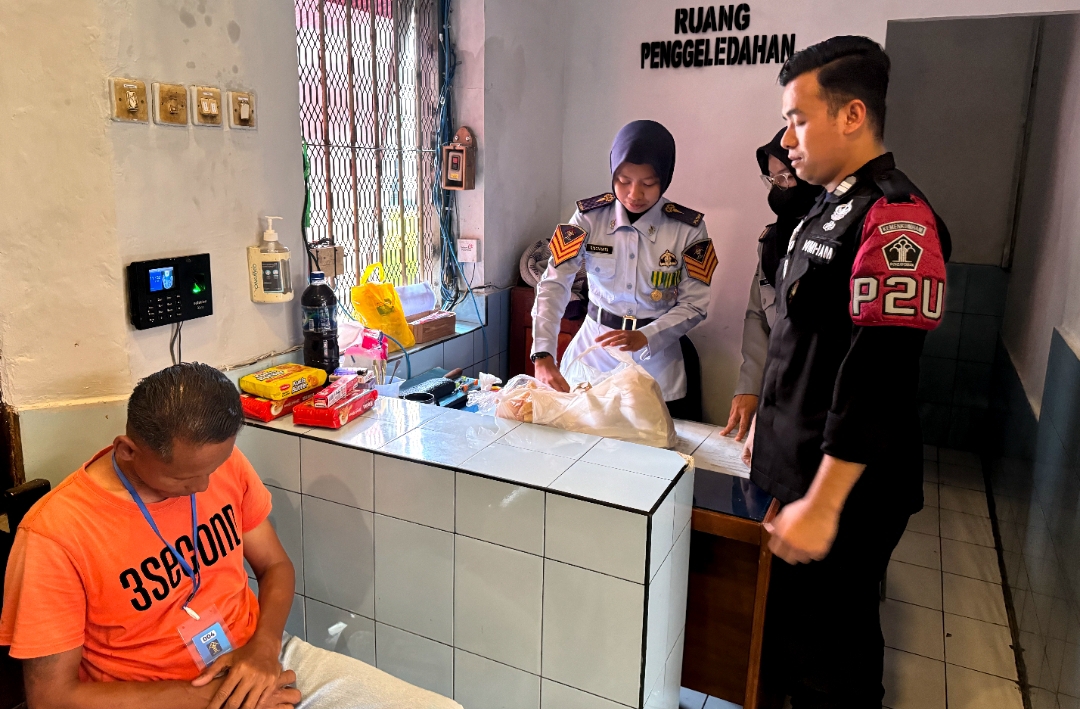 Petugas Rutan Ponorogo temukan ratusan butir pil psikoptorika ke dalam bungkus nasi milik pengunjung. (Dok: Humas Kemenkumham Jatim)