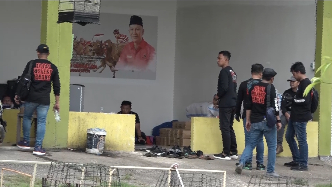 Personel gabungan Polda Jatim dan Polres Sampang saat menggeledah kediaman salah satu pelaku di Sampang. (Dok: Humas Polda Jatim)
