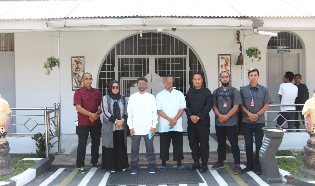 Petugas lapas Sidoarjo berfoto bersama dua napi terorisme sebelum dibebaskan. (Dok: Humas Kemenkumham Jatim)