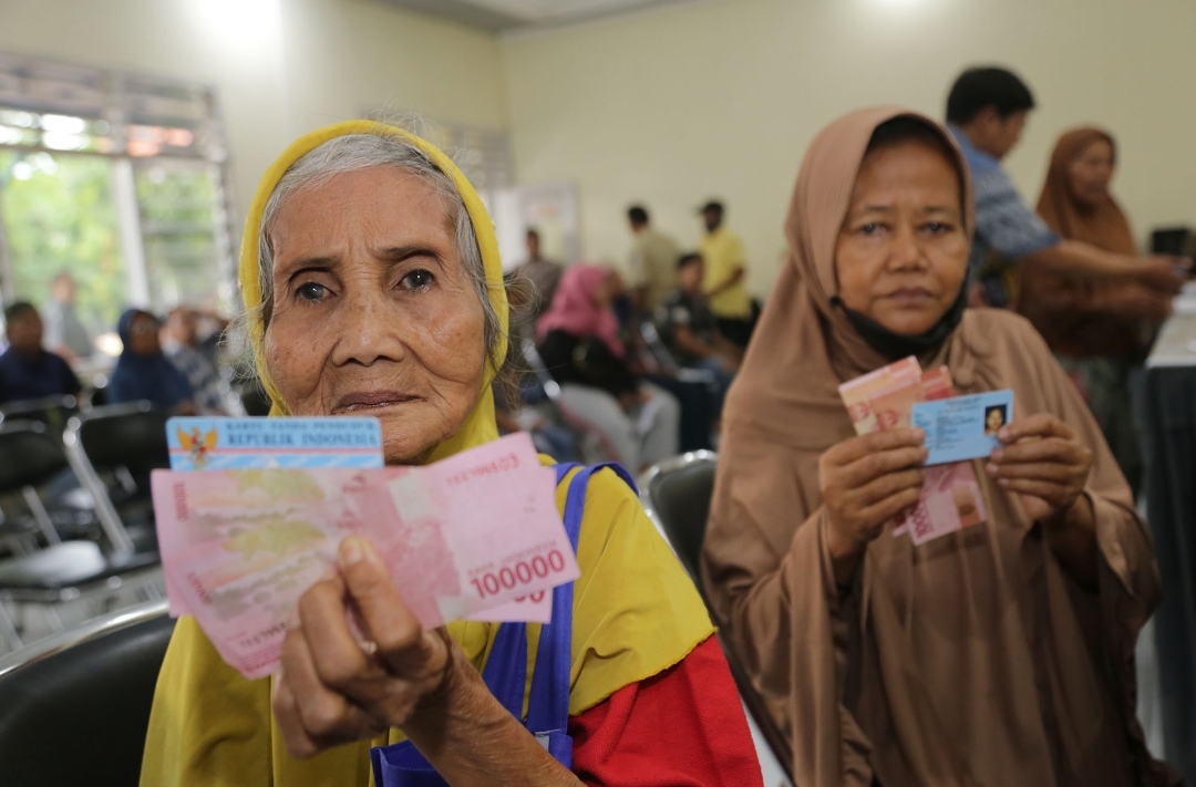 Warga Surabaya (miskin) Mulai Terima BLT Permakanan Rp200 Ribu Per Bulan. (Dok: Humas Pemkot Surabaya)