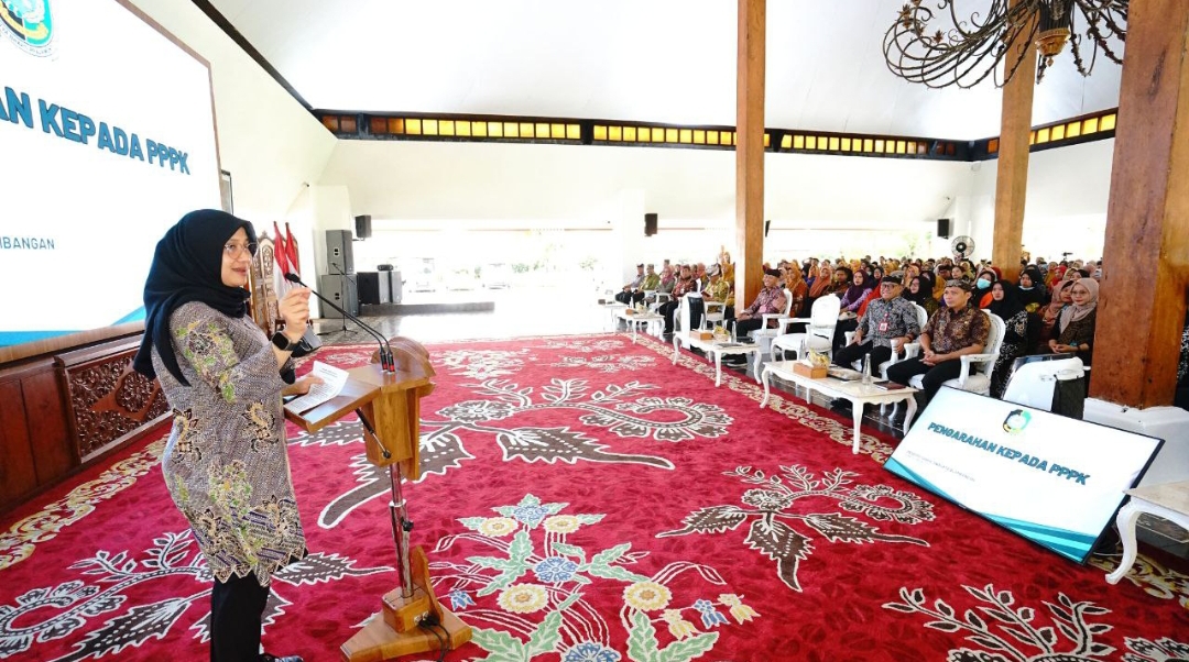 Bupati Banyuwangi Ipuk Fiestiandani saat sambutan di hadapan ribuan PPPK. (Dok: Humas Pemkab Banyuwangi)