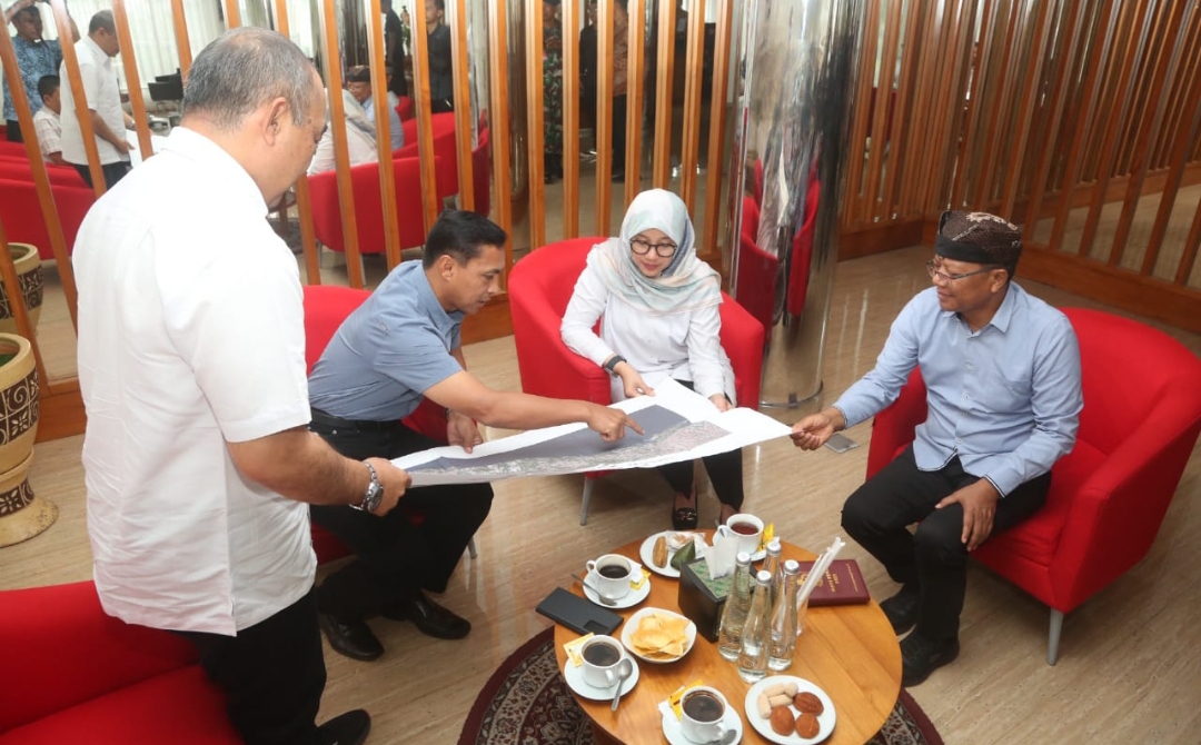 Bupati Banyuwangi, Ipuk Fiestiandani, saat diskusi dengan Asisten Potensi Dirgantara (Aspotdirga) Kepala Staf Angkatan Udara (KASAU), Marsekal Muda TNI Andi Wijaya di Banyuwangi. (Dok: Humas Pemkab Banyuwangi)