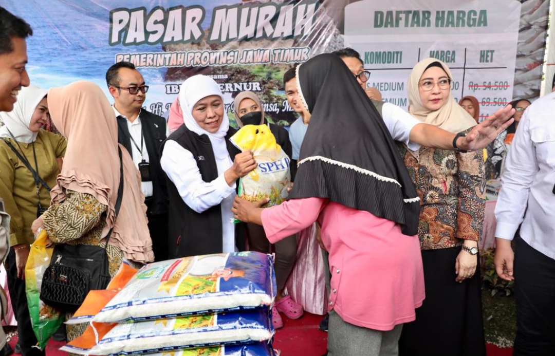 Gubernur Jawa Timur Khofifah Indar Parawansa saat menggelar Pasar Murah. (Dok: Humas Pemprov Jatim)