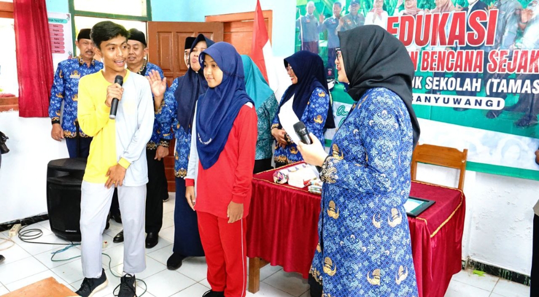 Bupati Ipuk saat ngantor di Desa Dasri, Kecamatan Tegalsari, Kabupaten Banyuwangi. (Dok: Humas Pemkab Banyuwangi)