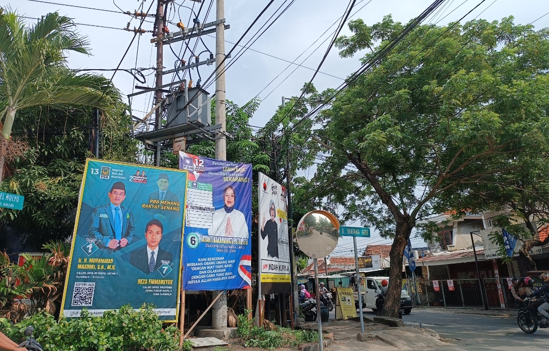 Contoh APK caleg melanggar di Surabaya, dipasang di gardu PLN di Jalan Bratang Gede. (Dok: Jurnas.net)