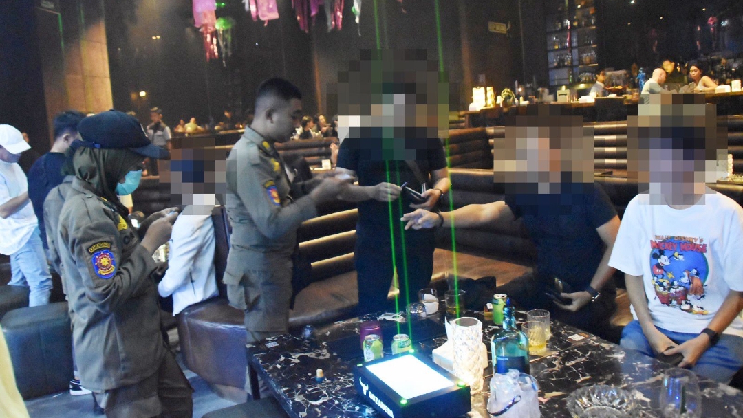 Razia gabungan Satpol PP Surabaya bersama Polisi. (Dok: Humas Pemkot Surabaya)