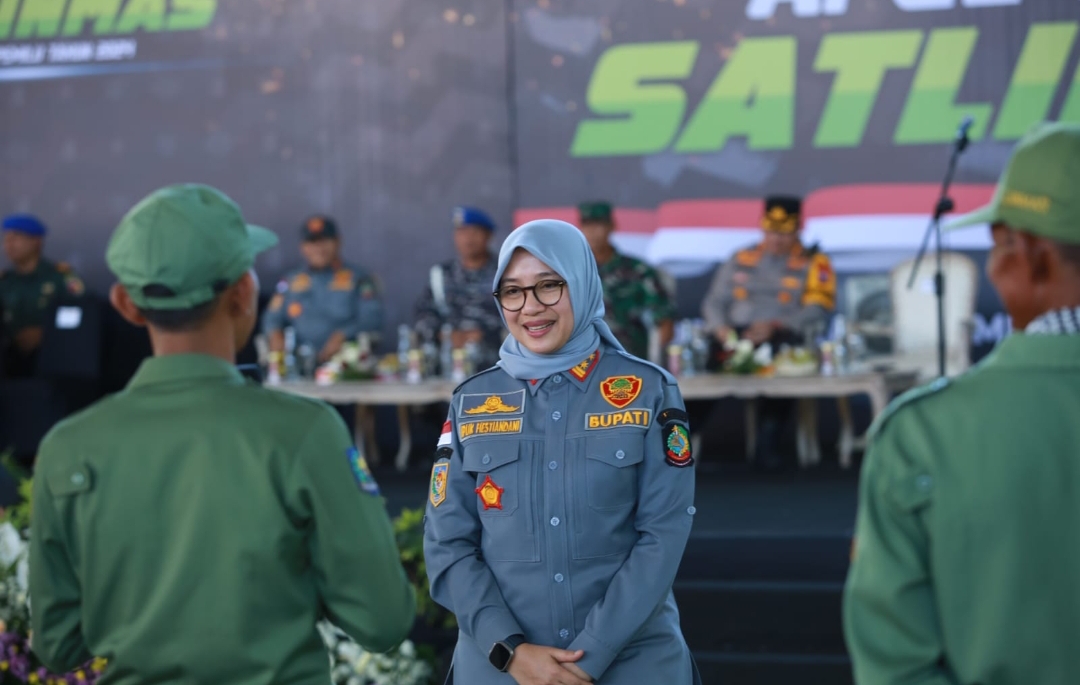 Bupati Banyuwangi, Ipuk Fiestiandani, memimpin Apel Persiapan Pemilu 2024. (Dok: Humas Pemkab Banyuwangi)