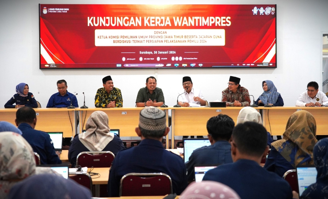 Anggota Dewan Pertimbangan Presiden (Wantimpres) Soekarwo (baju putih), saat melakukan kunjungan kerja ke Komisi Pemilihan Umum (KPU) Provinsi Jawa Timur. (Dok: Humas KPU Jatim)