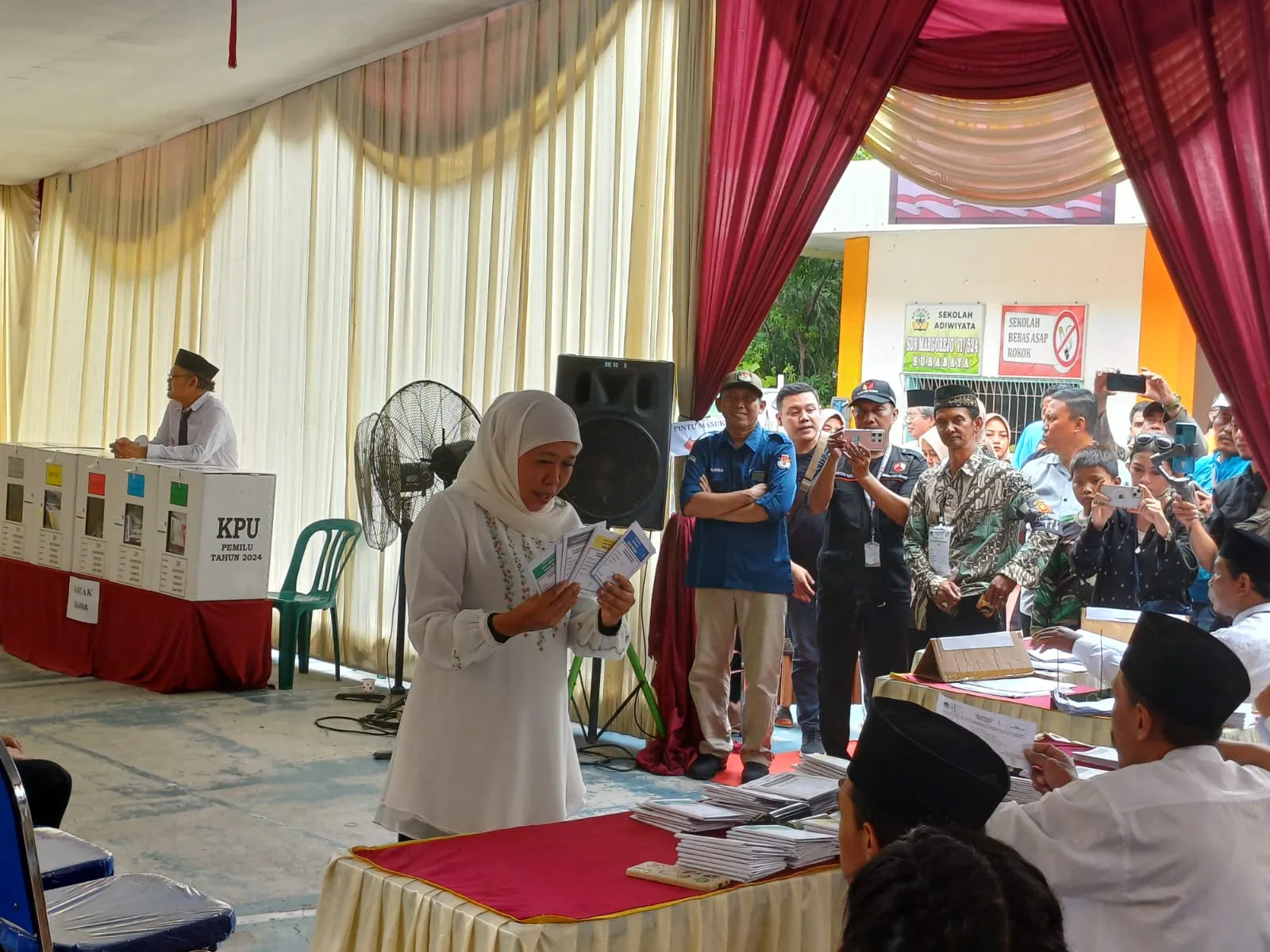 Khofifah Nyoblos di TPS 31 Didampingi Tiga Putranya