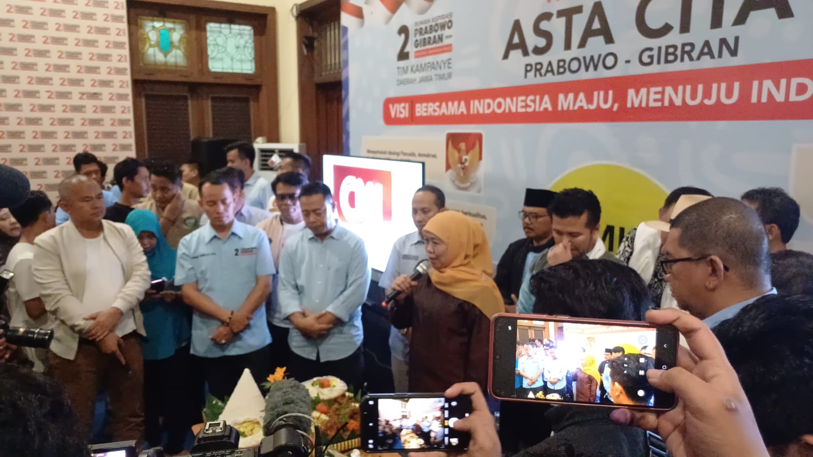 Ketua Dewan Pengarah TKD Prabowo-Gibran Jawa Timur, Khofifah Indar Parawansa, memotong tumpeng rayakan kemenangan Prabowo-Gibran. (Insani/Jurnas.net)