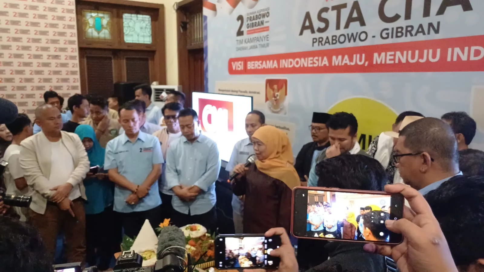 Khofifah Potong Tumpeng Rayakan Kemenangan Prabowo-Gibran di Pilpres 2024
