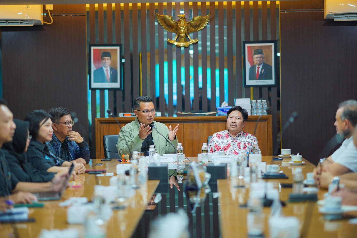 Direktur Utama PT SIER, Didik Prasetiyono (jaket hijau) tengah memberikan penjelasan ke Tim perwakilan KBRI Tripoli dan Pengusaha Libya di Kantor PT SIER Surabaya. (Insani/Jurnas.net)