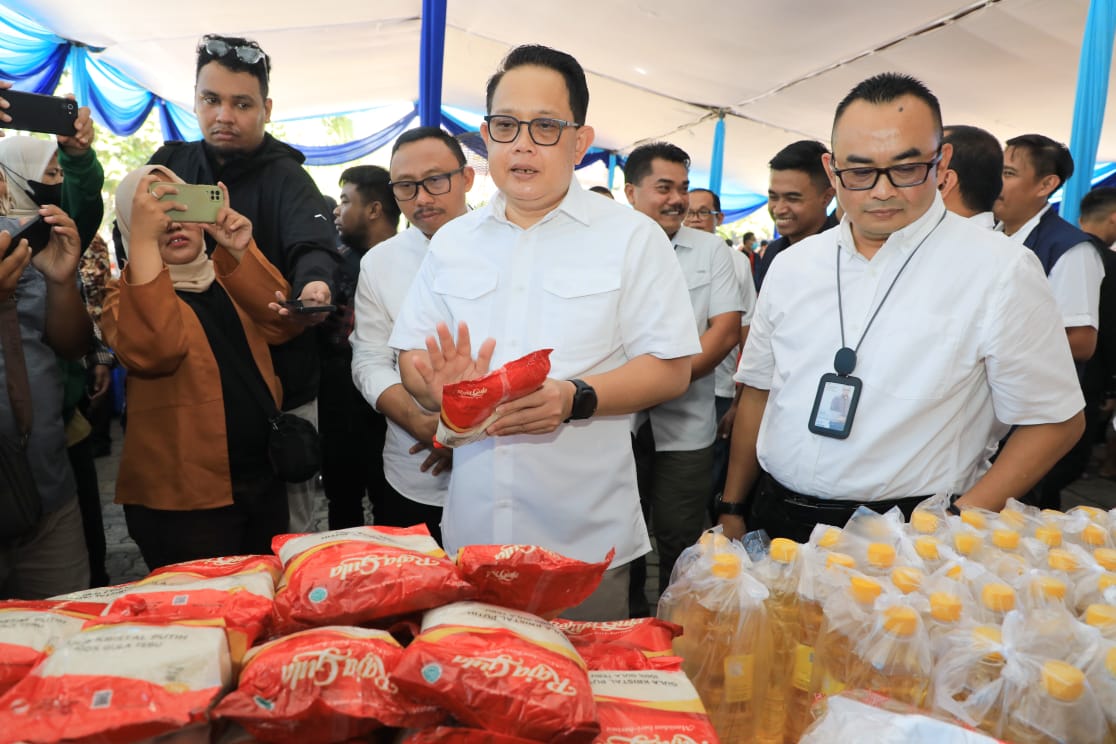 Pj Gubernur Jatim Adhy Karyono saat meninjau Operasi Pasar Murah di Halaman Kantor Disperindag Jatim Jalan Siwalankerto Utara II Surabaya. (Dok: Humas Pemprov Jatim)