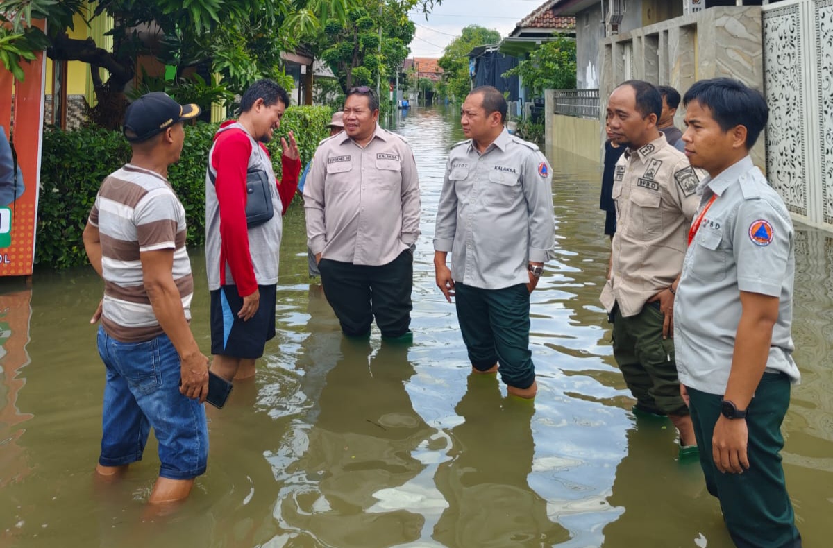 Petugas BPBD Jawa Timur meninjau langsung banjir di Kabupaten Pasuruan. (Dok: Humas BPBD Jatim)
