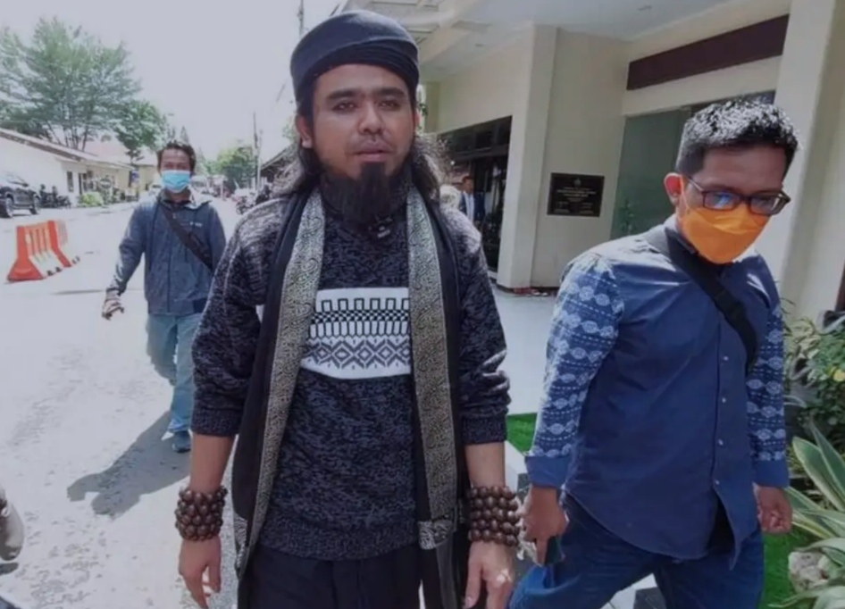 Youtuber Samsudin saat mendatangi Polda Jawa Timur. (Dok: Insani/Jurnas.net)