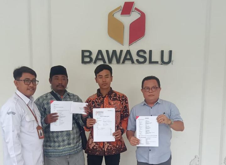 Sejumlah warga Pasuruan melaporkan dugaan politik uang ke Bawaslu Kabupaten Pasuruan. (Istimewa)