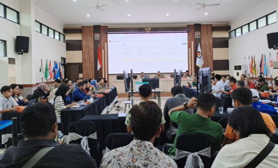 KPU Kota Surabaya menggelar rapat pleno rekapitulasi Pemilu 2024. (Insani/Jurnas.net)