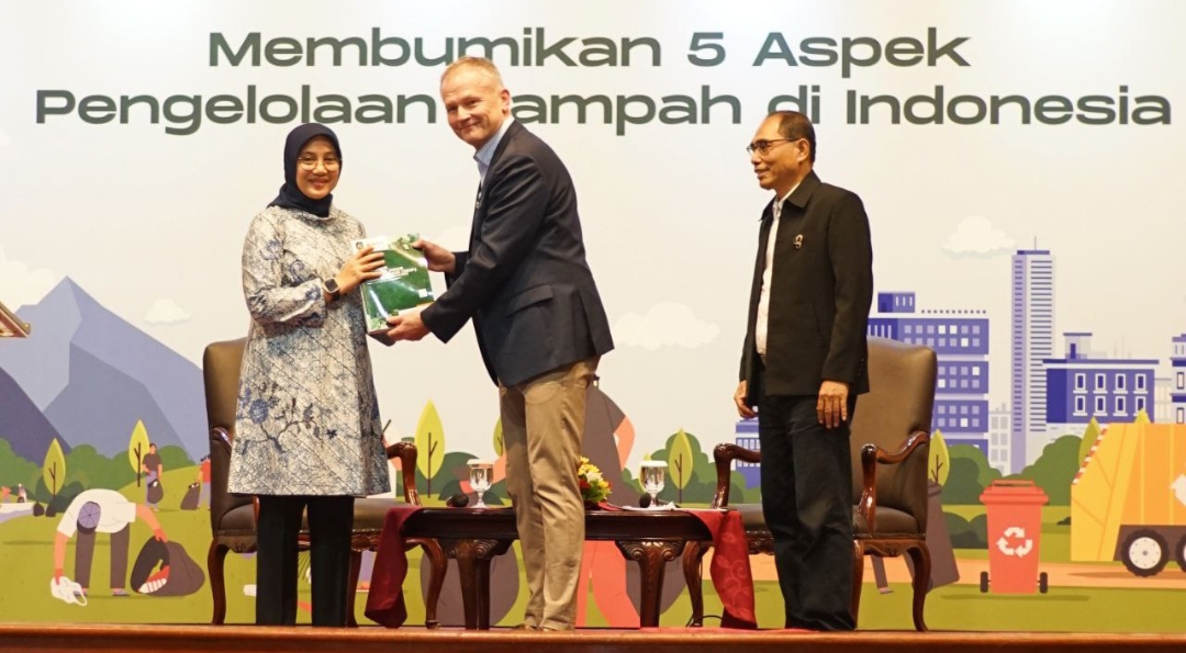 Bupati Banyuwangi Ipuk Fiestiandani meluncurkan masterplan sistem pengelolaan sampah Banyuwangi, di Jakarta. (Dok: Humas Pemkab Banyuwangi)