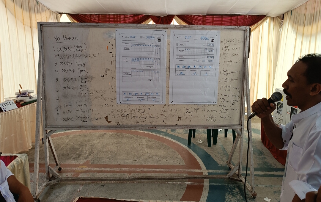 Proses penghitungan surat suara di TPS 31, Kel. Jemursari, Kec. Wonocolos, Kota Surabaya. (Insani/Jurnas.net)