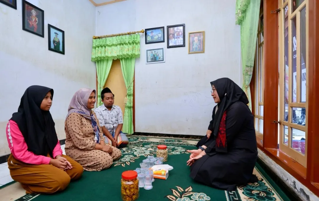 Bupati Ipuk Takziyah ke Rumah Ketua KPPS di Banyuwangi yang Meninggal Karena Kelelahan