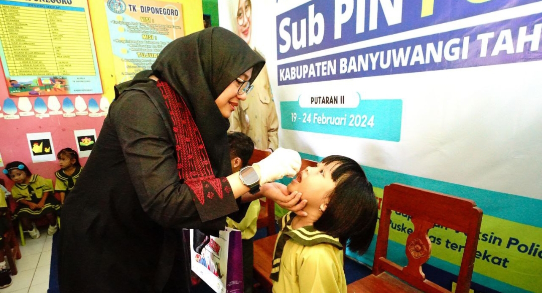 Bupati Banyuwangi, Ipuk Fiestiandani, saat memberikan vaksinasi polio di TK Diponegoro. (Dok: Humas Pemkab Banyuwangi)