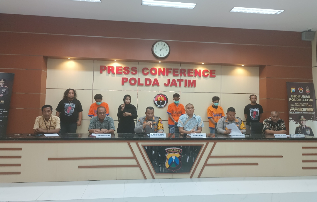 Polda Jatim saat merilis kasus teror bom bondet ke rumah Ketua KPPS di Pamekasan. (Insani/Jurnas.net)
