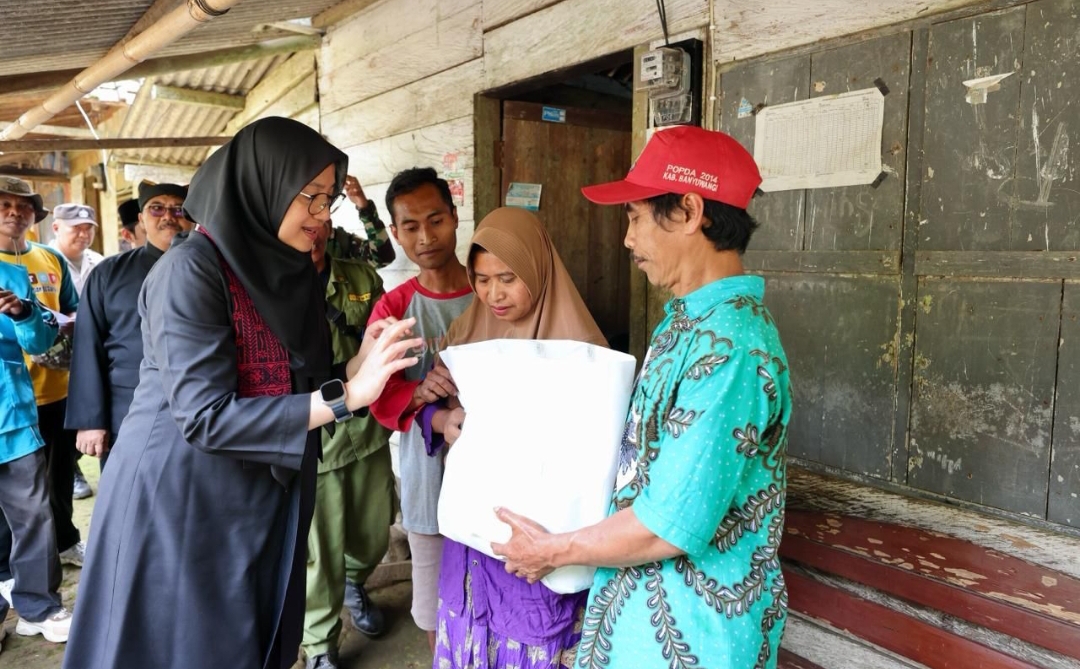 Bupati Banyuwangi Ipuk Fiestiandani, menyisir warga miskin di kaki Gunung Raung. (Dok: Humas Pemkab Banyuwangi)