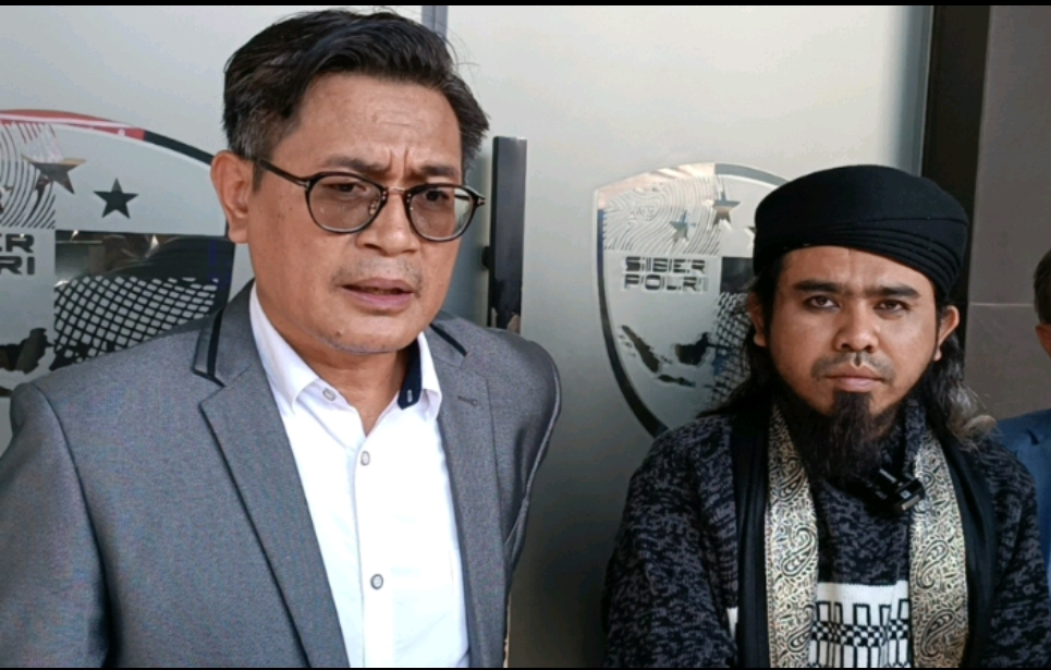 Youtuber Samsudin saat mendatangi Polda Jatim. (Insani/Jurnas.net)