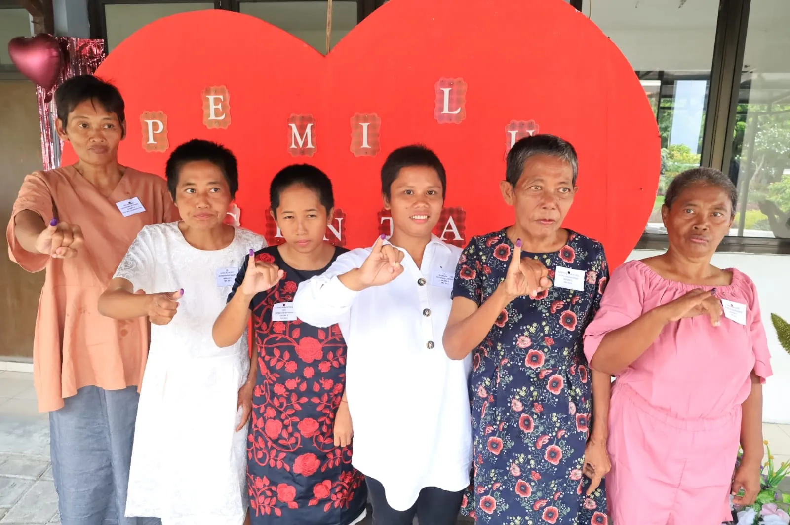 Penghuni Liponsos Surabaya Nyoblos di TPS Bertema Valentine