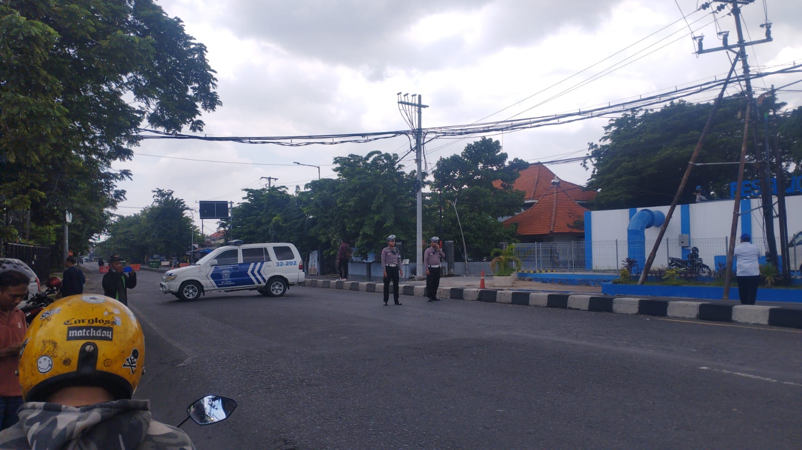 Polisi mengamankan lokasi pasca ledakan di sekitar Markas Brimob Polda Jatim di Jalan Raya Gresik No.39, Surabaya. (Istimewa)