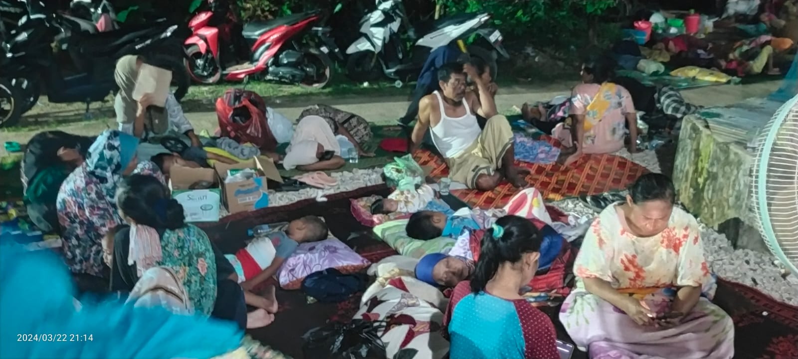 Puluhan warga Dusun Tanjunganyar, Desa Lebak, Kecamatan Sangkapura, Bawean, Kabupaten Gresik, mengungsi ke dataran tinggi. (Istimewa)